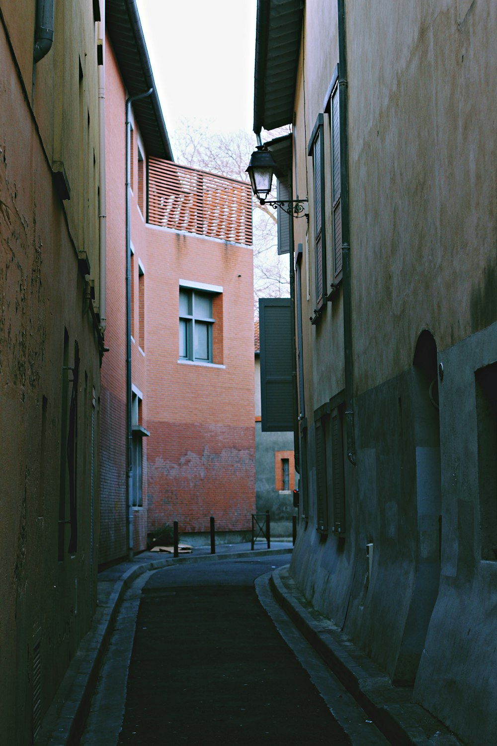 Un callejón estrecho entre dos edificios