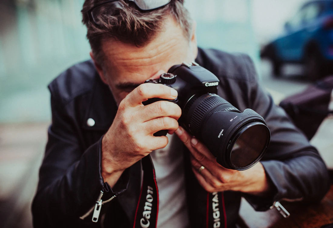 Photographe levant son boîtier