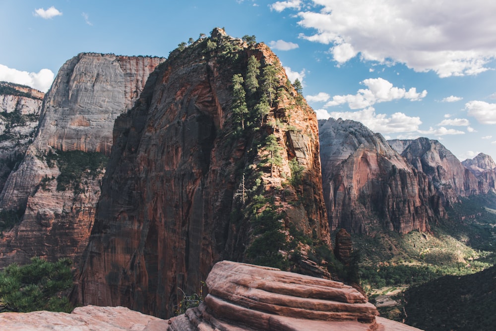 Fotografía de la montaña bajo el cielo nublado