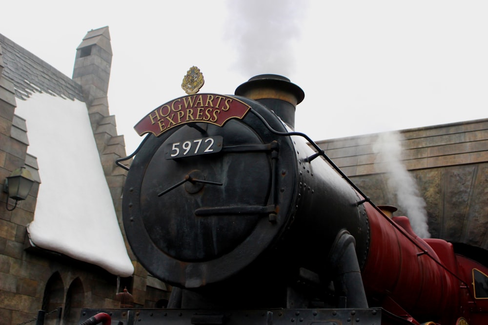 fotografia de baixo ângulo do trem de carga preto e vermelho