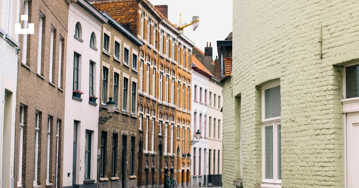 Empty road between buildings photo – Free Town Image on Unsplash