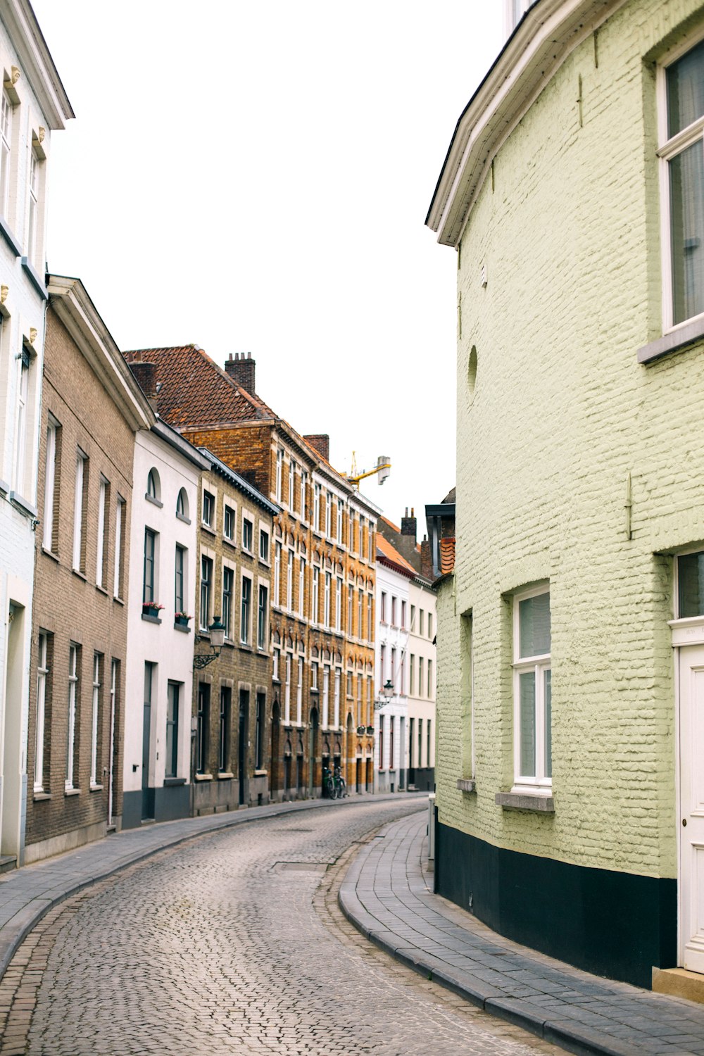 Leere Straße zwischen den Gebäuden