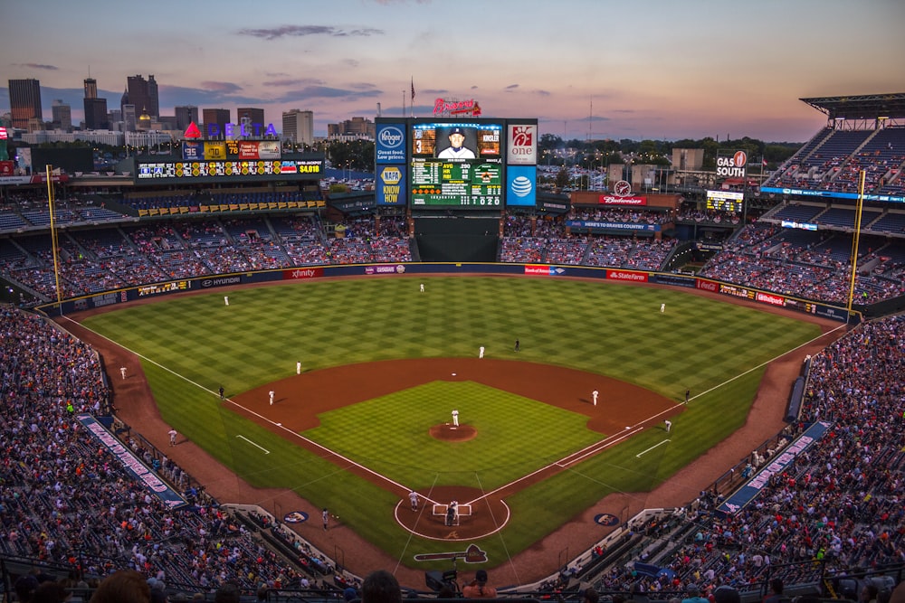 Giocatori e tifosi allo stadio di baseball