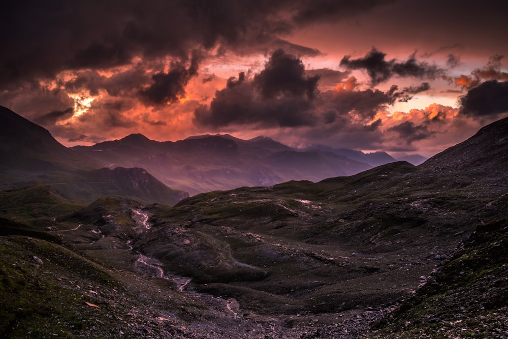 Montañas grises y negras bajo el cielo nublado durante el día