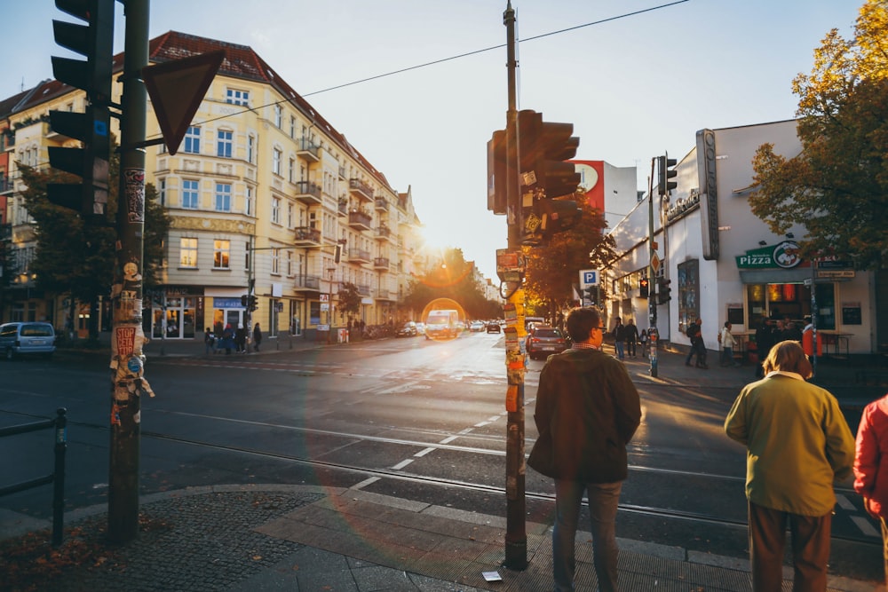 homens caminhando perto de edifícios de concreto