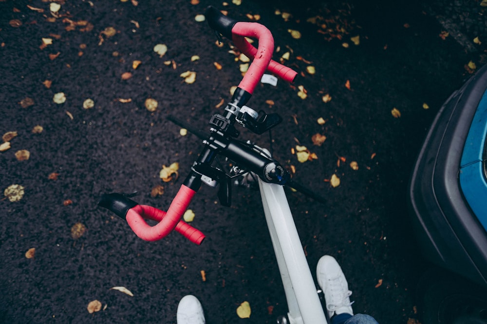 Foto de bicicleta roja y gris