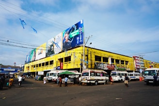A busy street scene featuring vehicles with eye-catching auto top ads created by vvs media.