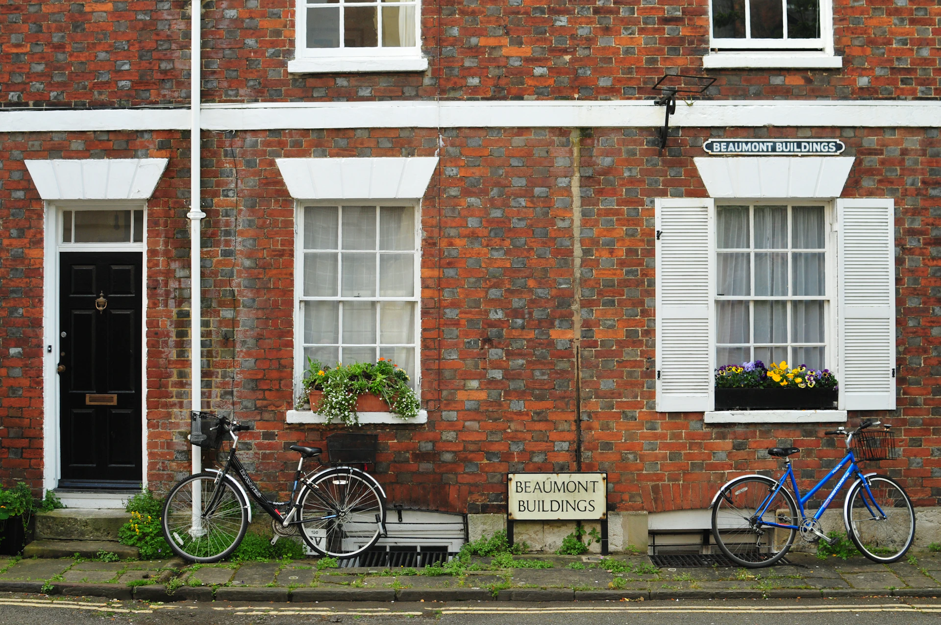 gray computer monitor