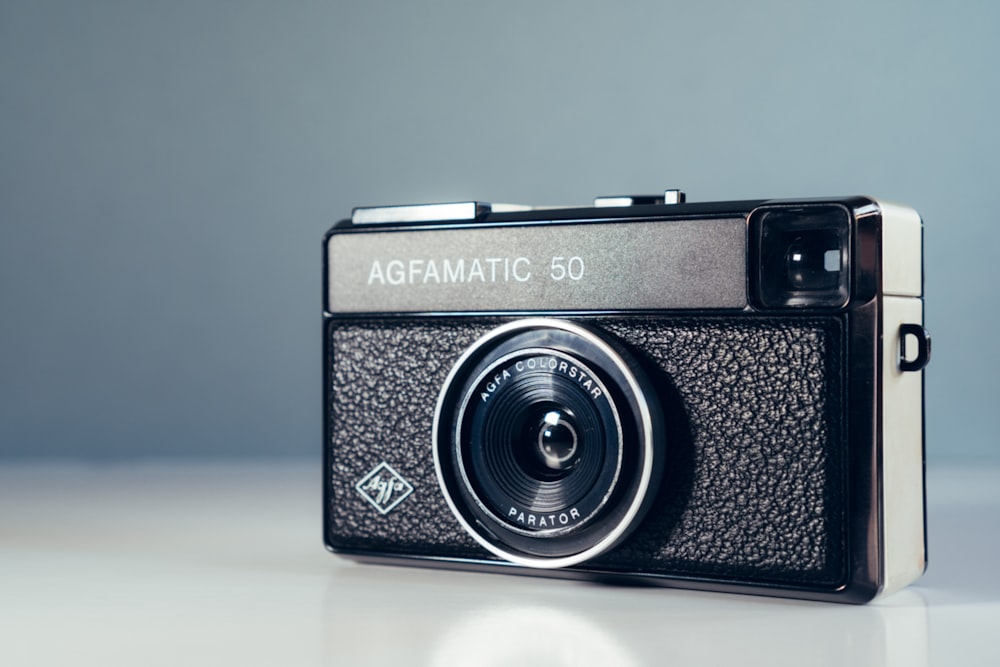 검은 색과 회색 Agfamatic 50 카메라