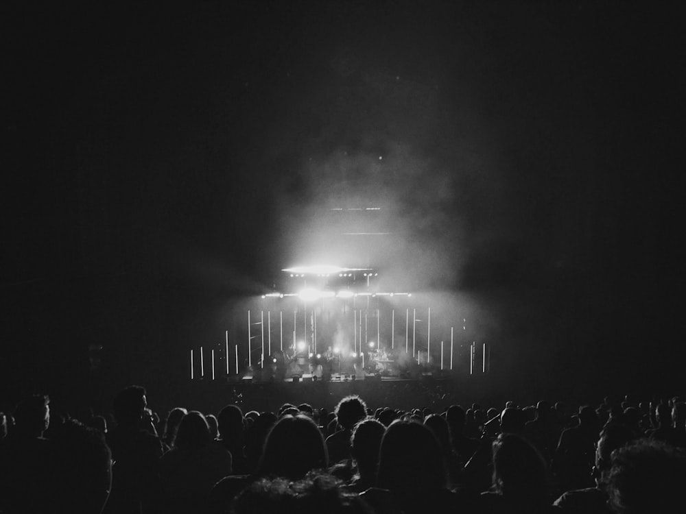 uma foto em preto e branco de um concerto