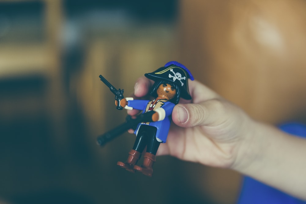 persona che tiene la figura del pirata