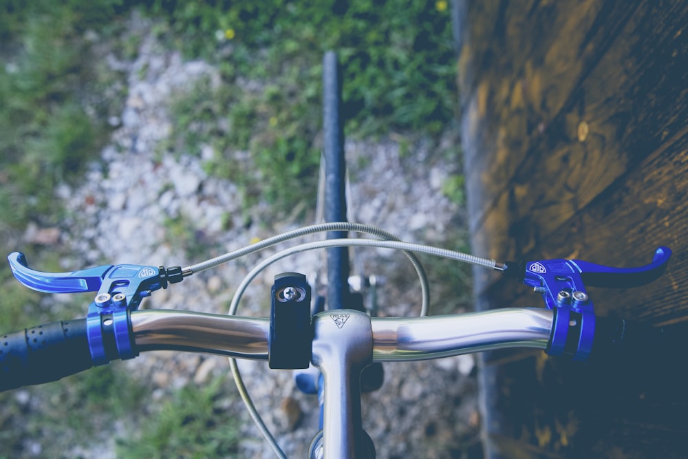 shallow focus photography of blue and gray bicycle