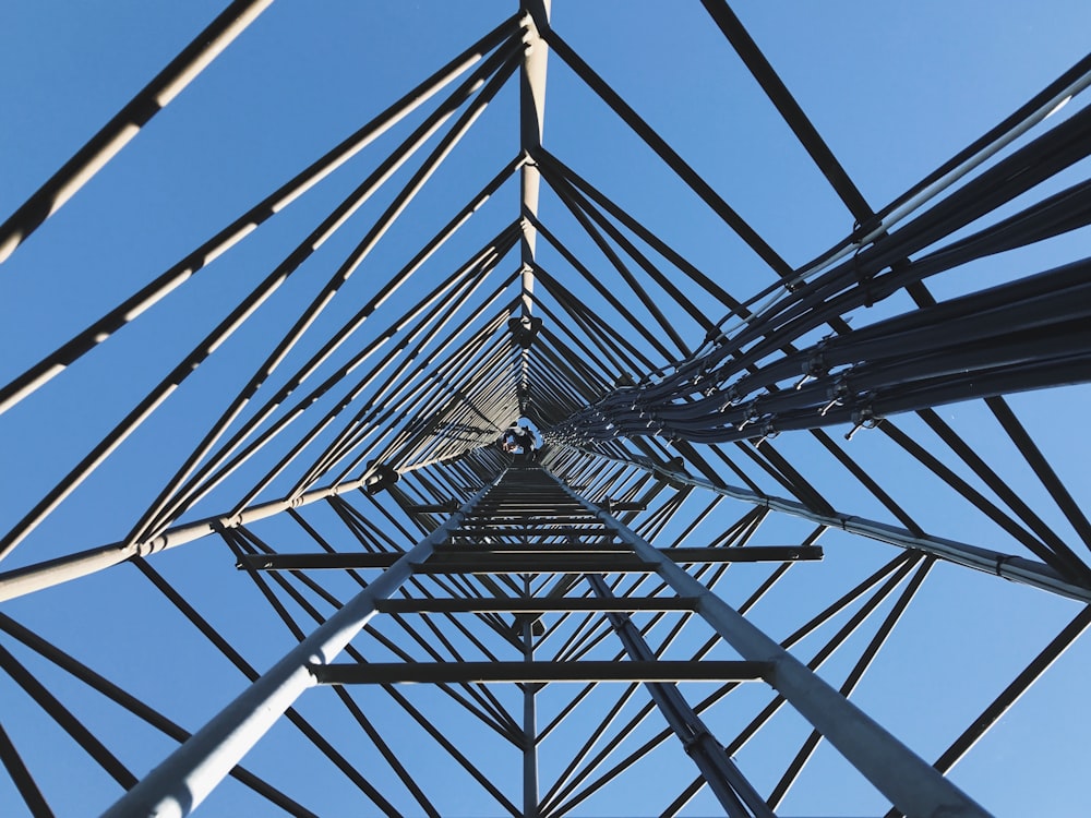 Fotografia de alto ângulo da torre de transmissão