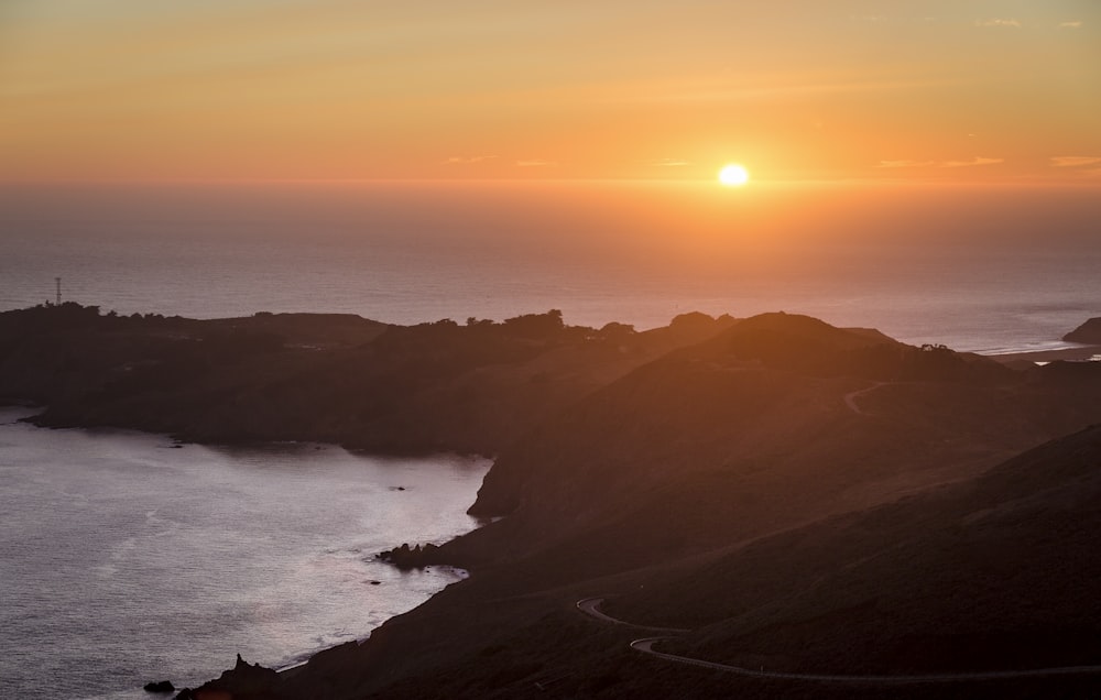 Les vagues de l’océan martelent la formation rocheuse