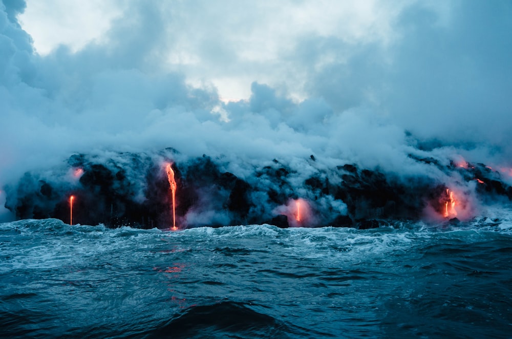 바다로 떨어지는 용암