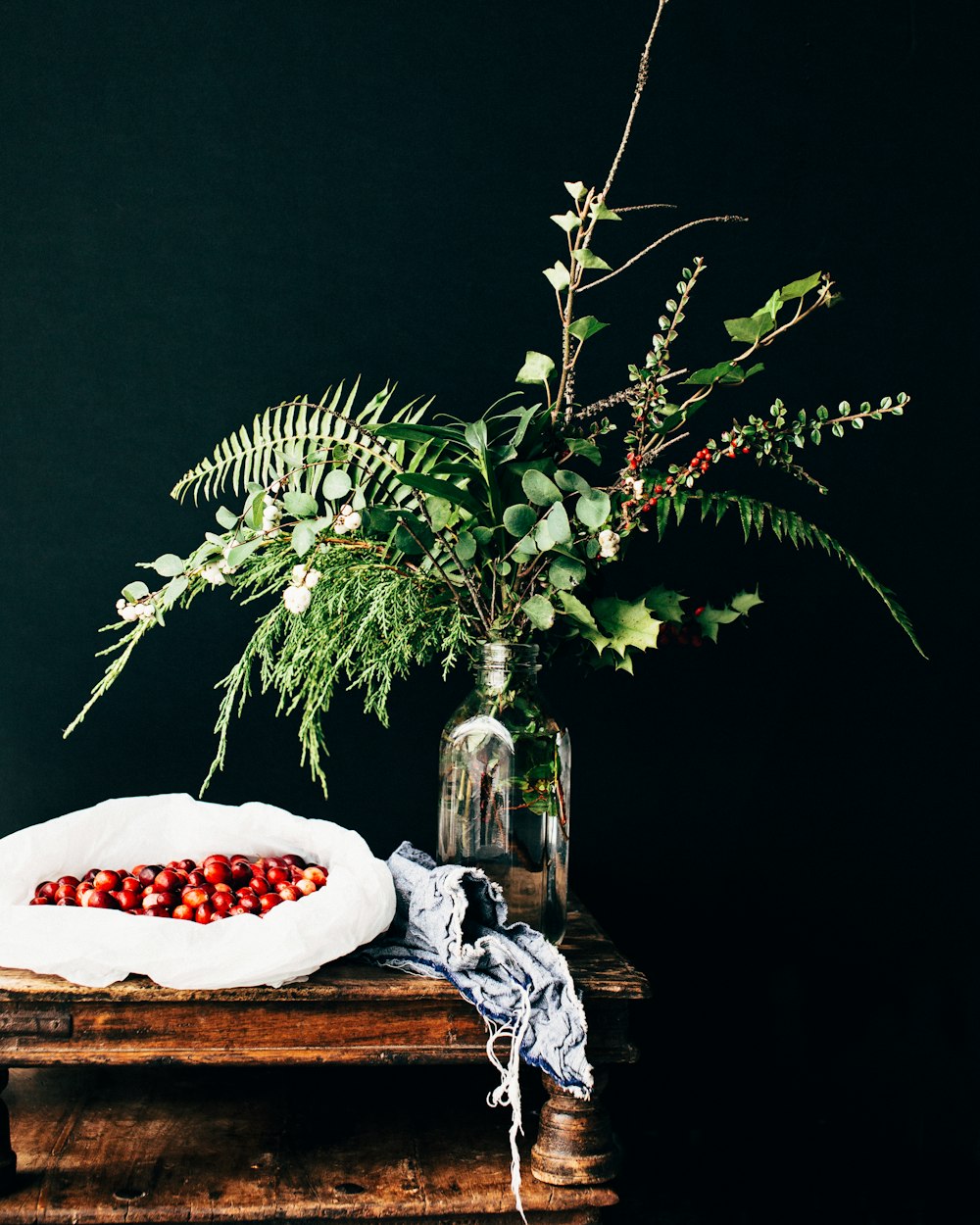 Plante à feuilles vertes sur bouteille en verre transparent sur le dessus de la table