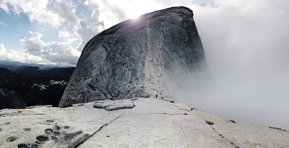 fotografia timelpase di collina coperta da nebbia