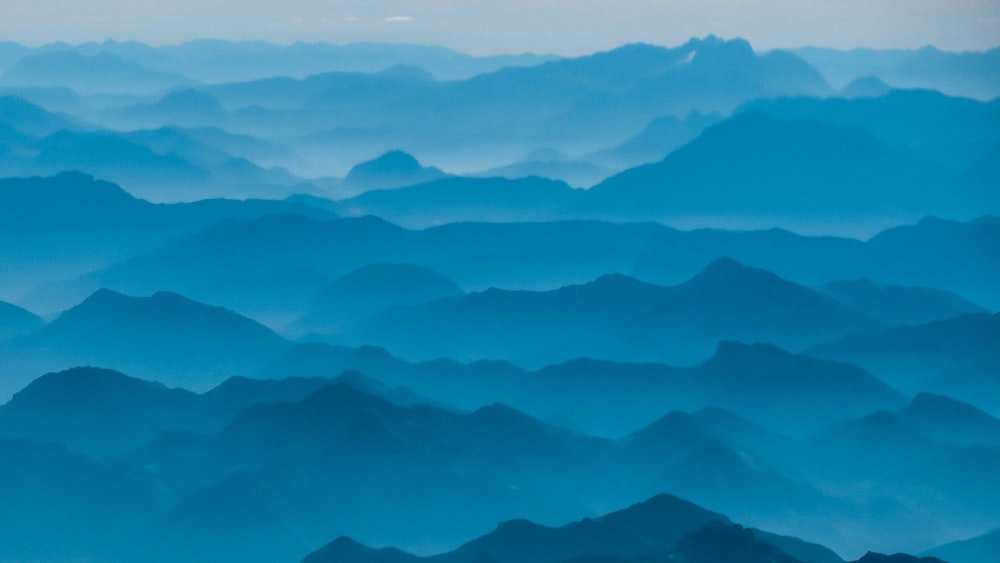 Vista a volo d'uccello della montagna