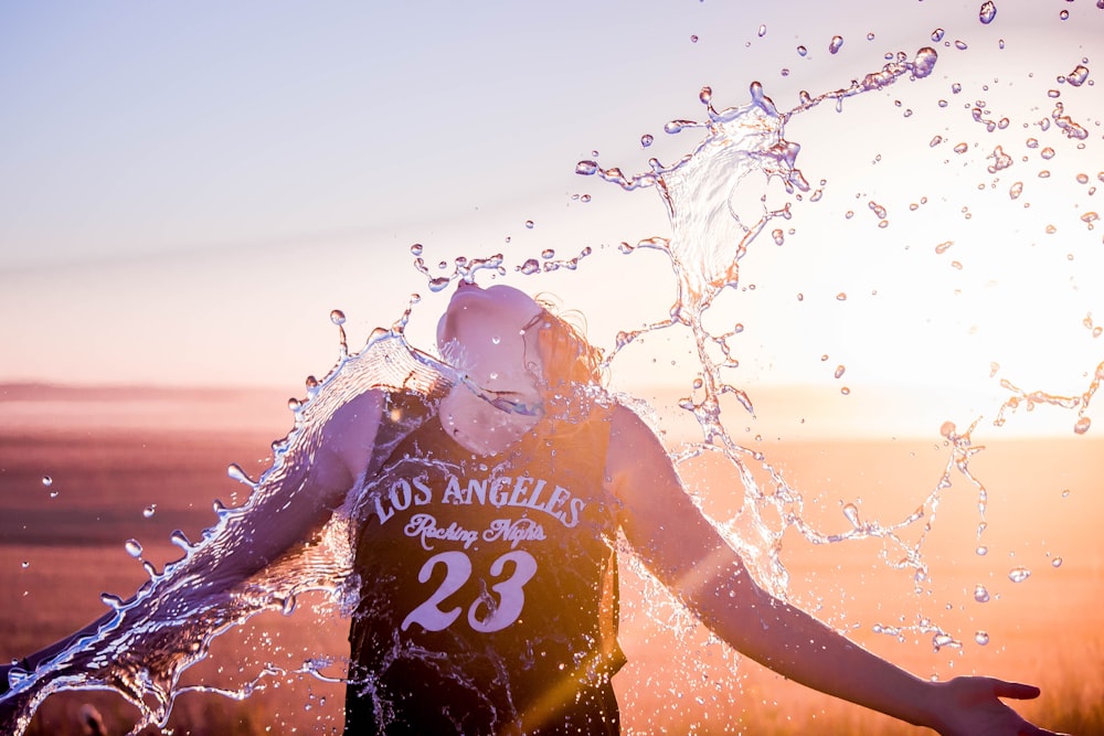 persona che spruzza acqua