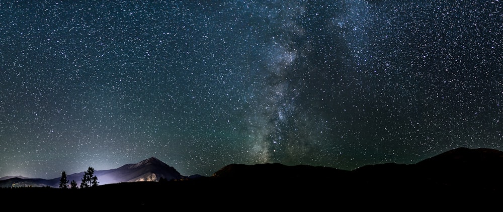 夜間の山のシルエット写真