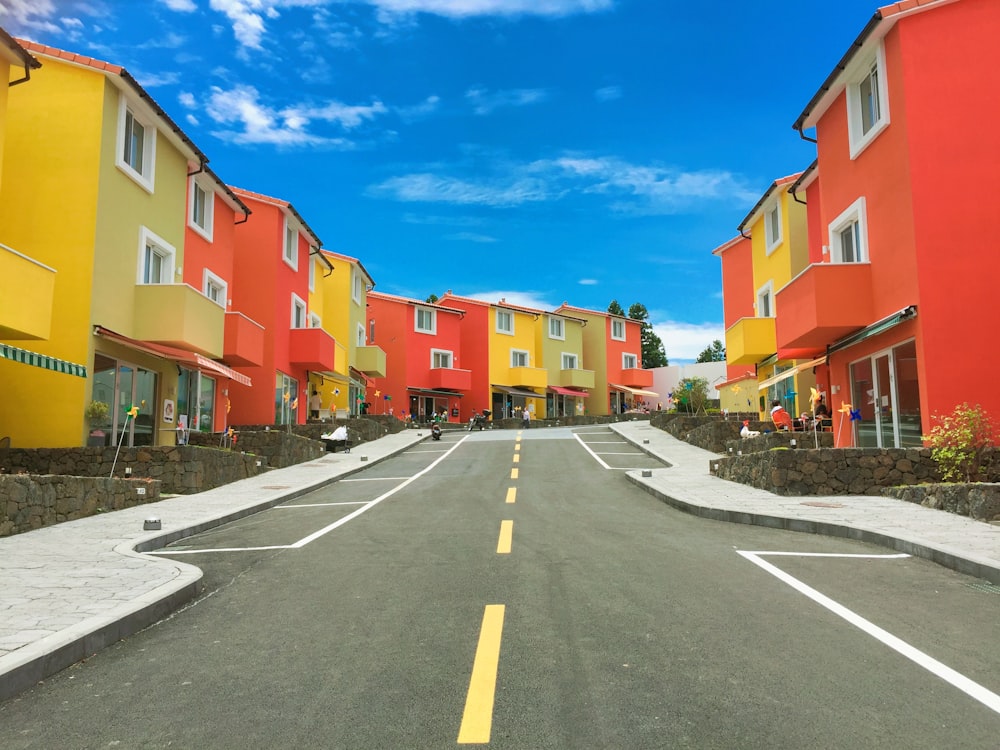 Casas de hormigón amarillo y rojo