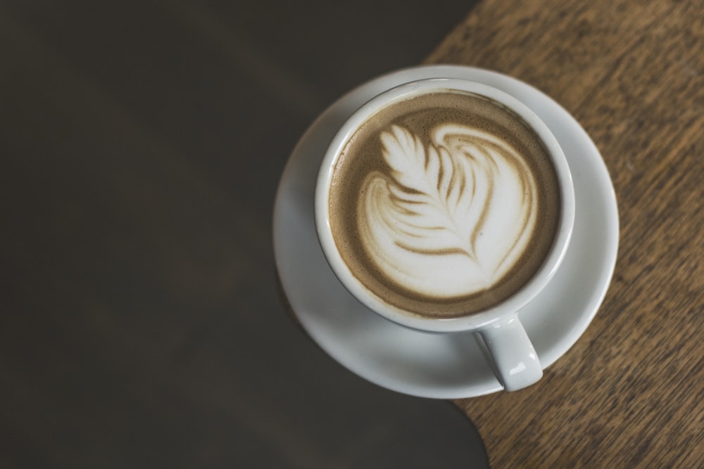 café con leche servido en taza de cerámica