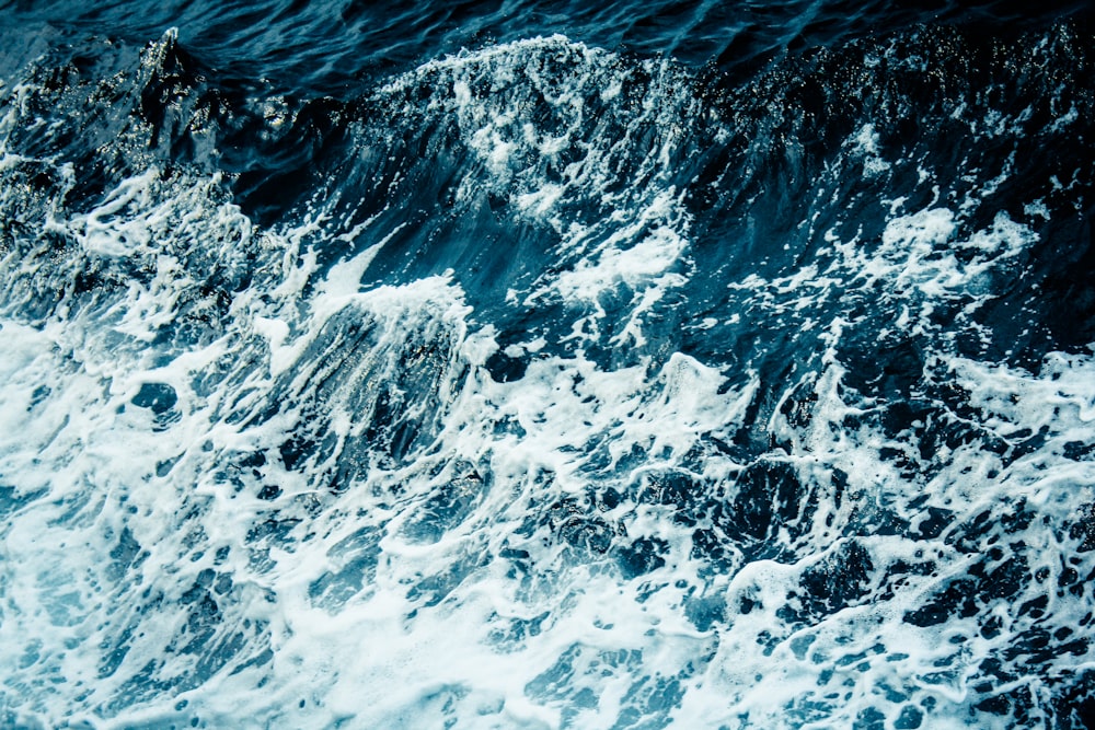 Photographie aérienne des vagues de la mer