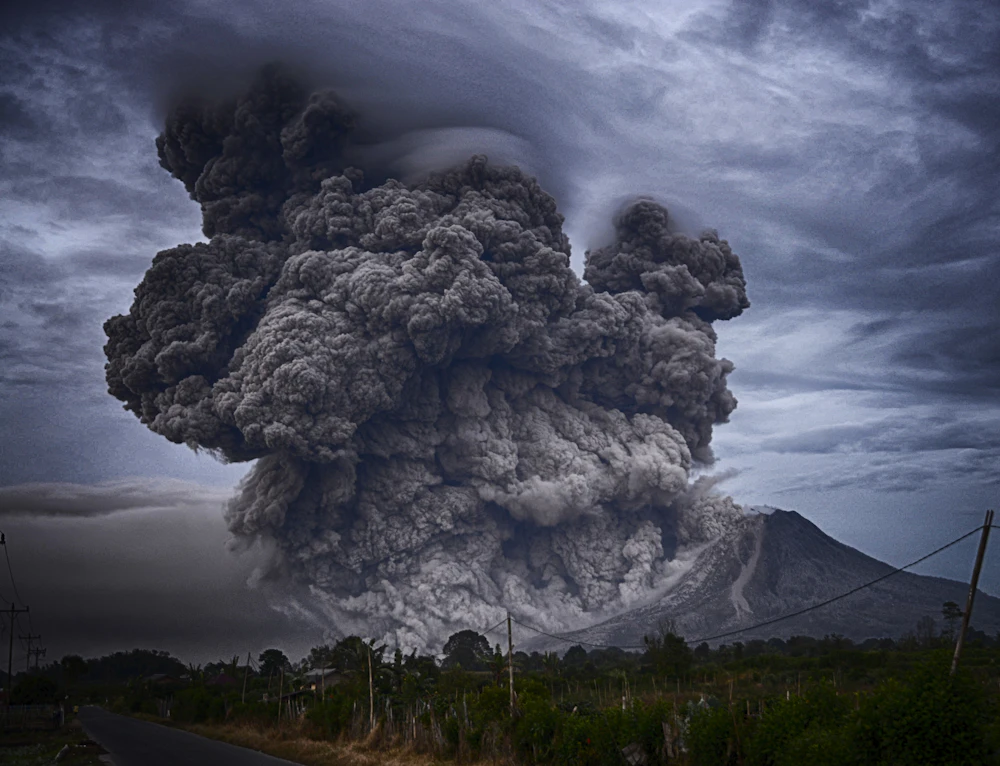印尼錫納朋火山的火山灰雲，歷史照片而非即時監測