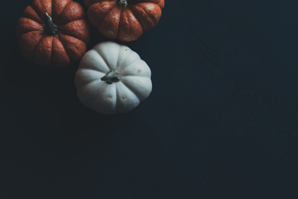 citrouilles orange et blanches