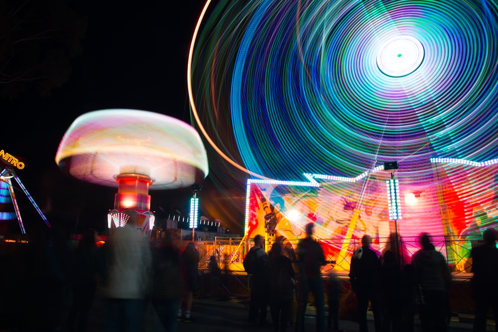 Fotografia time-lapse della ruota panoramica durante la notte