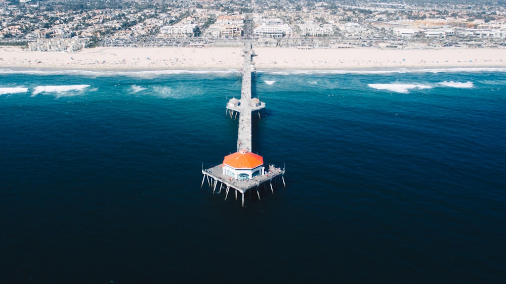 Cúpula en un muelle de madera