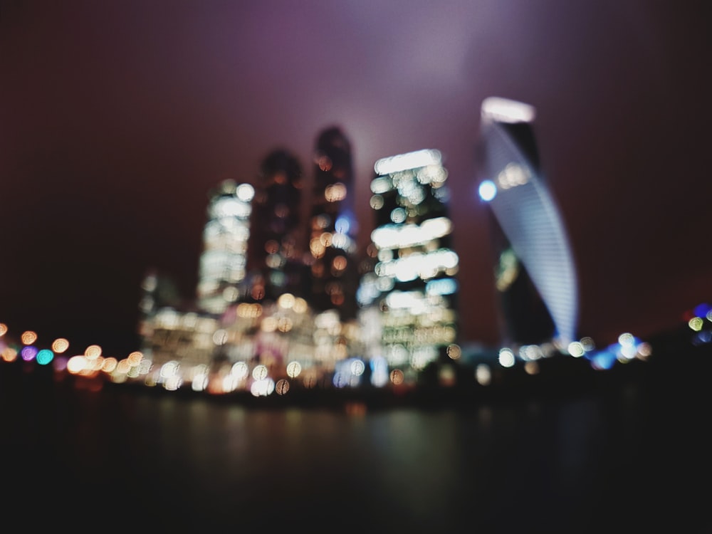 Una foto borrosa de una ciudad por la noche