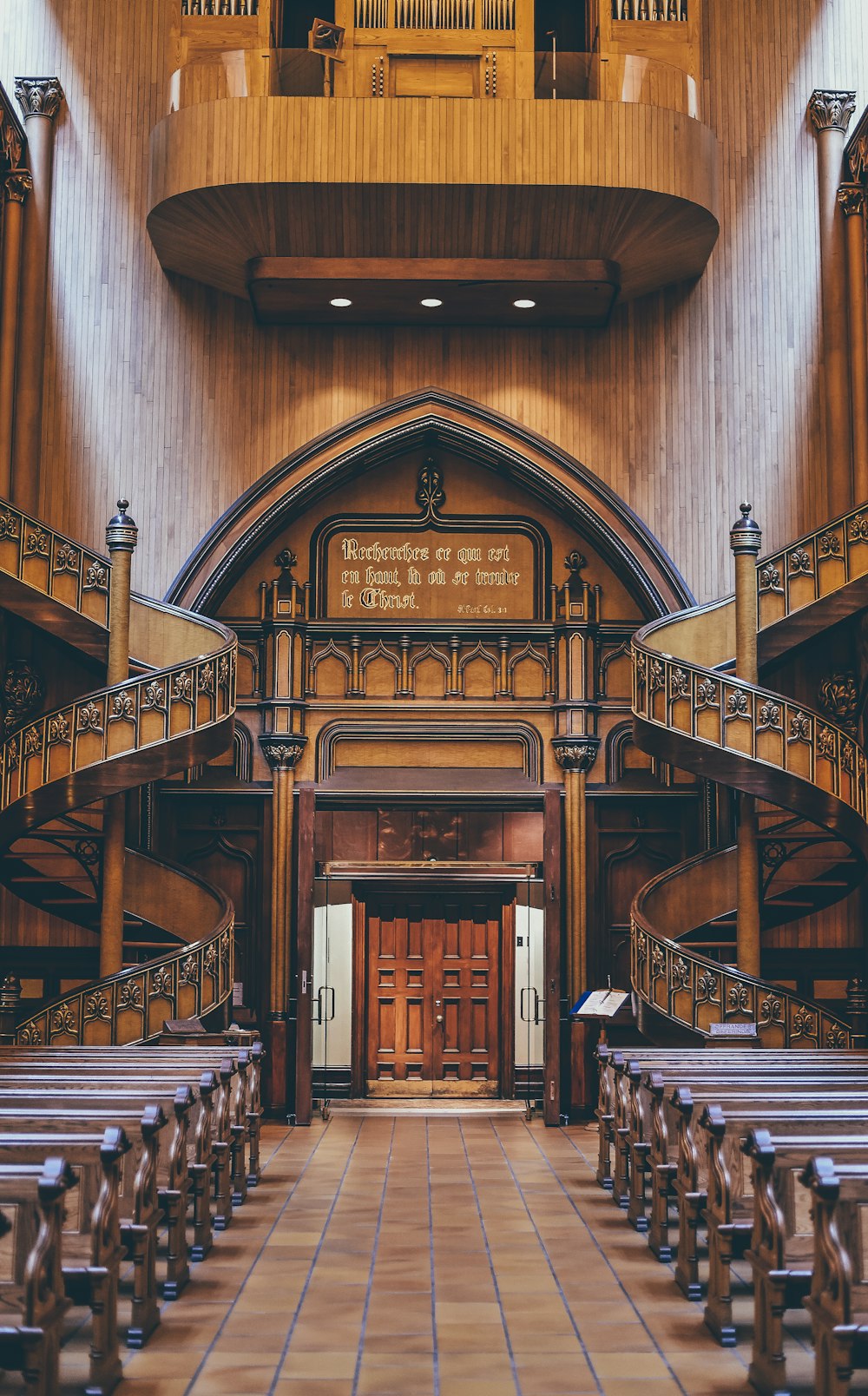 Braune Holzbänke in der Kirche