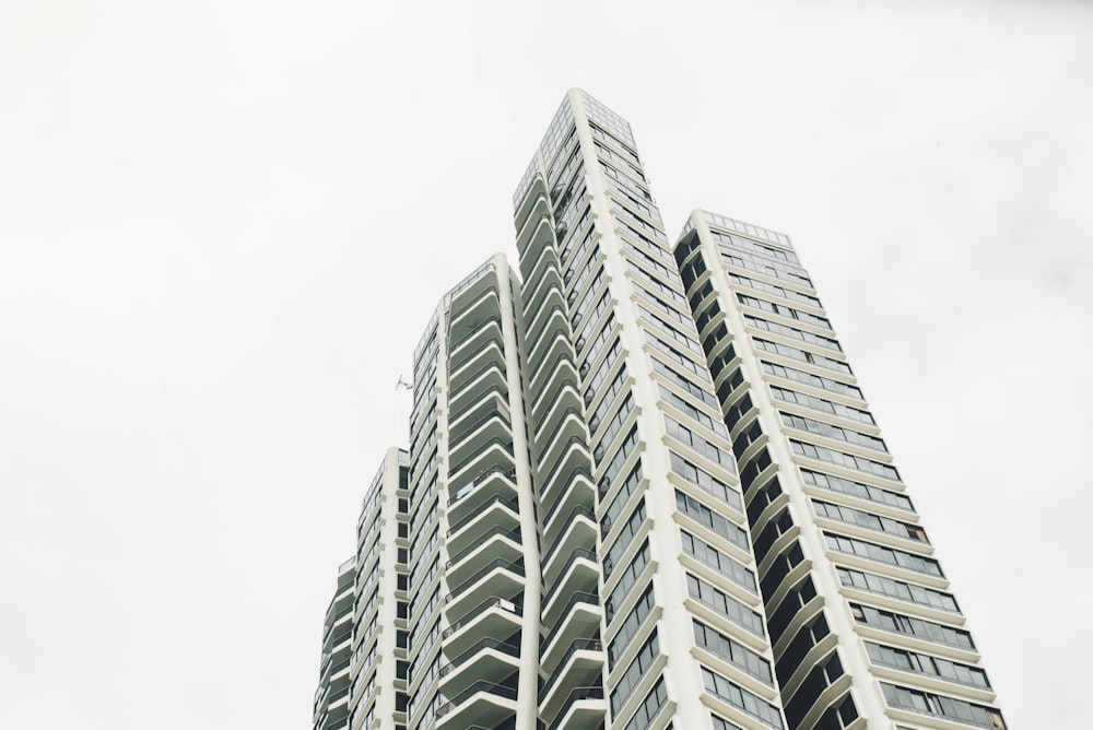 Foto de ángulo bajo de un edificio de gran altura