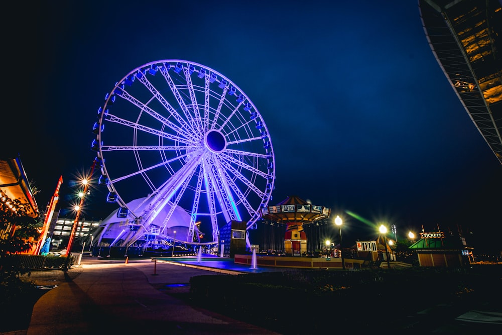 roda gigante iluminada azul