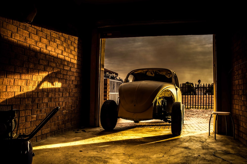 grauer Volkswagen Käfer in der Garage