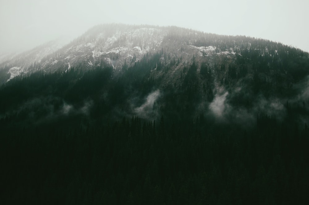 montagne sous ciel nuageux