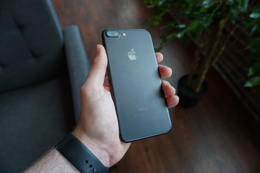 persona sosteniendo un iPhone 7 Plus negro