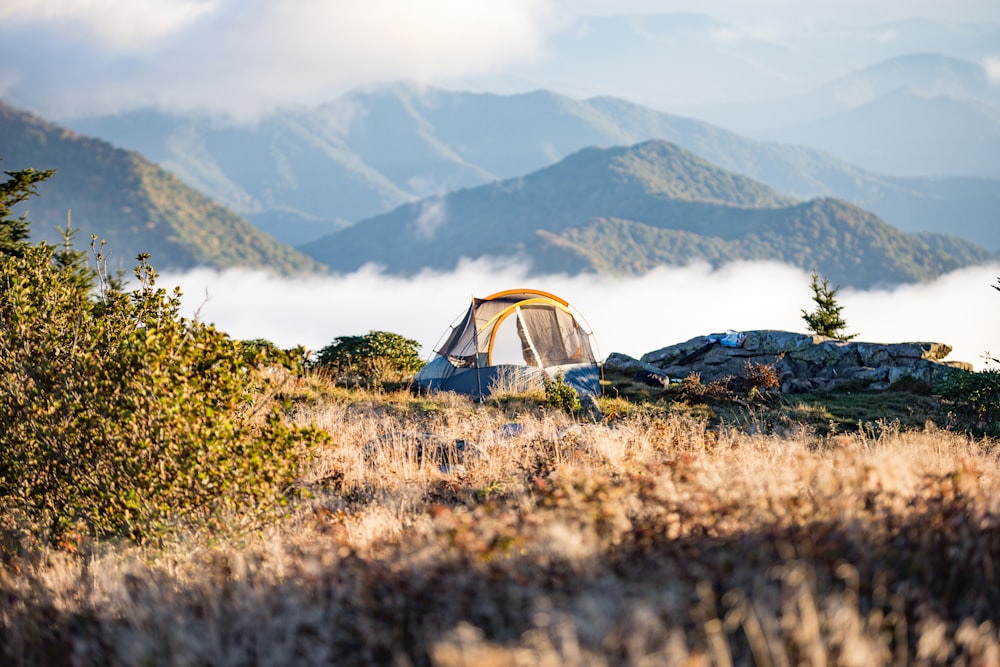 Campingzelt auf dem Gipfel des Berges