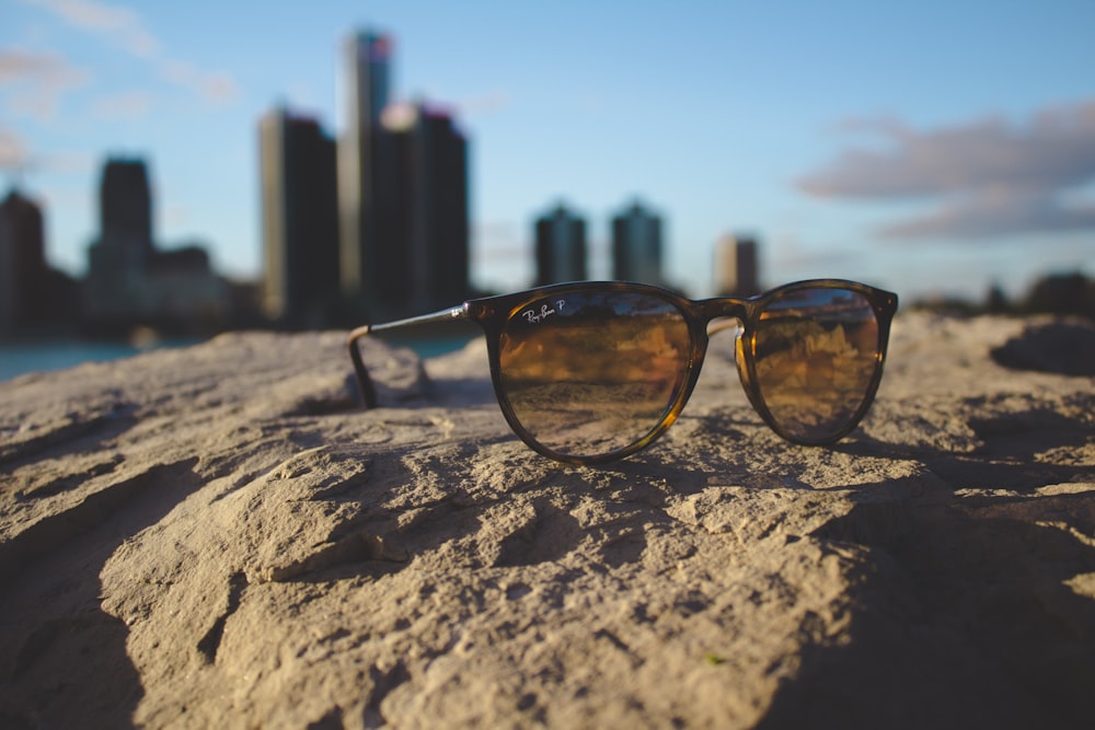 schwarze Sonnenbrille mit Ray-Ban-Rahmen