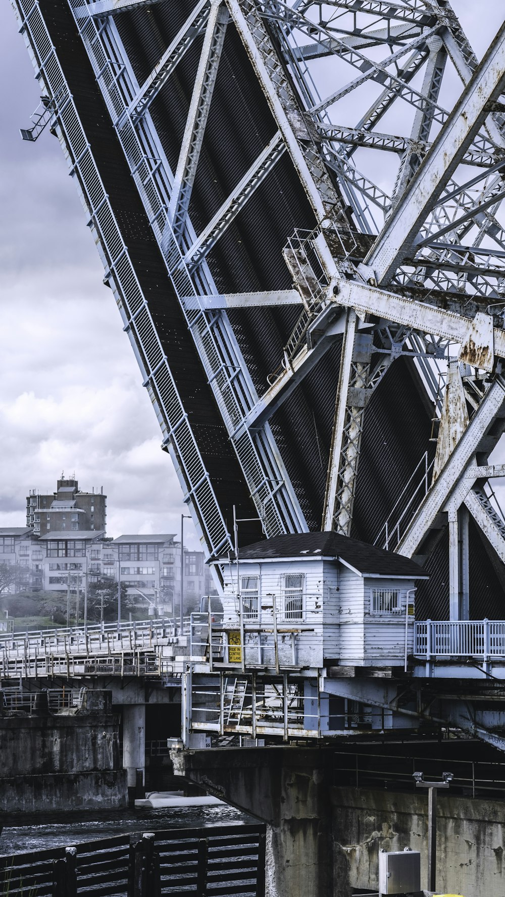 Pont basculant noir, blanc et noir sous un ciel blanc