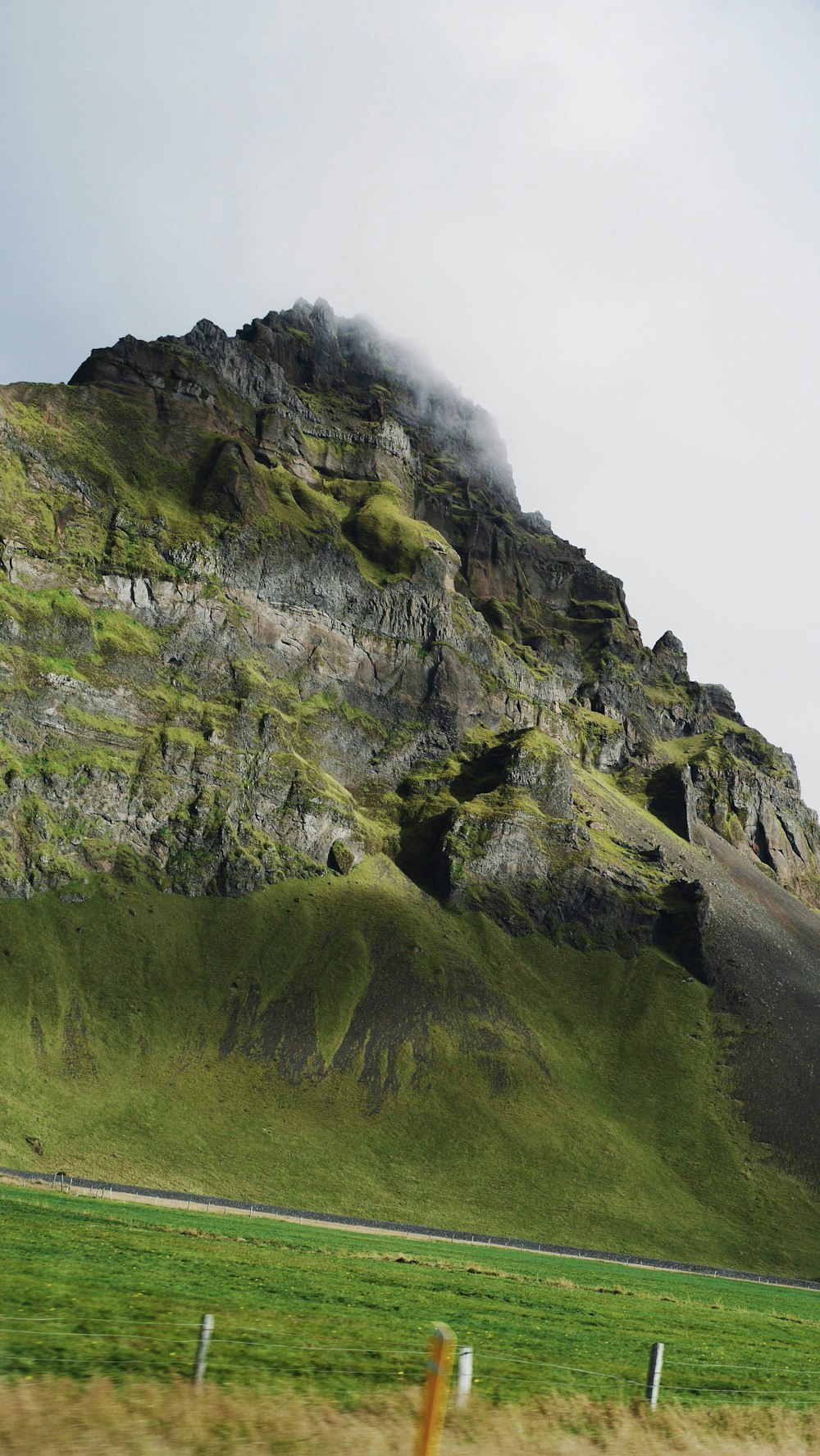 Colline verte et brune