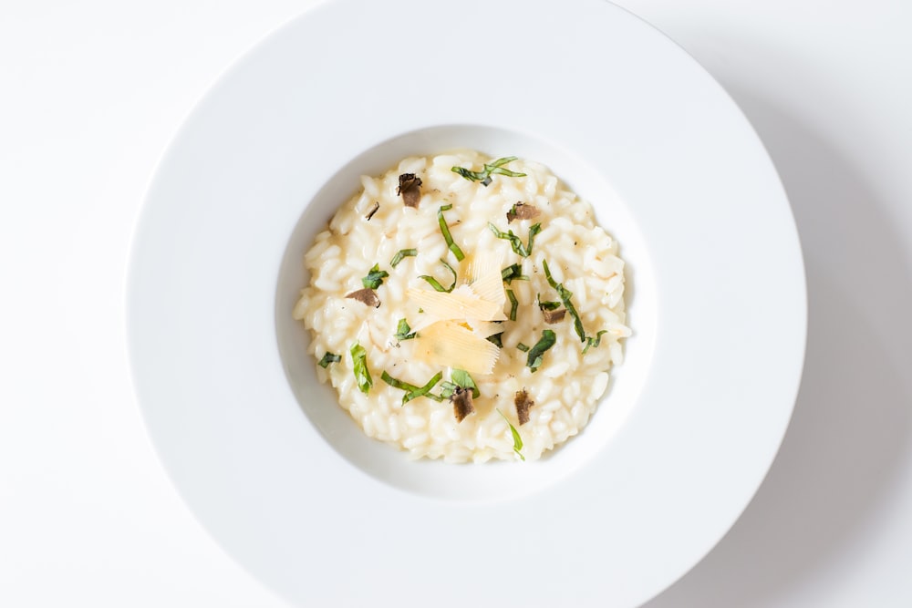 Risotto sur assiette en céramique blanche