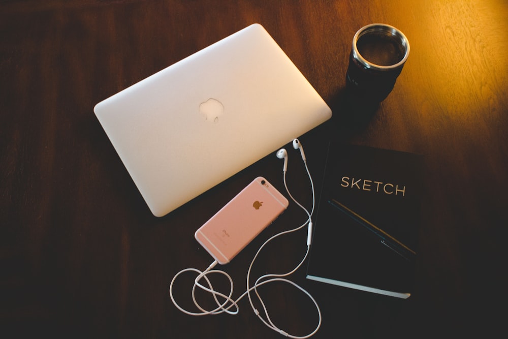 silbernes MacBook und roségoldenes iPhone 6s