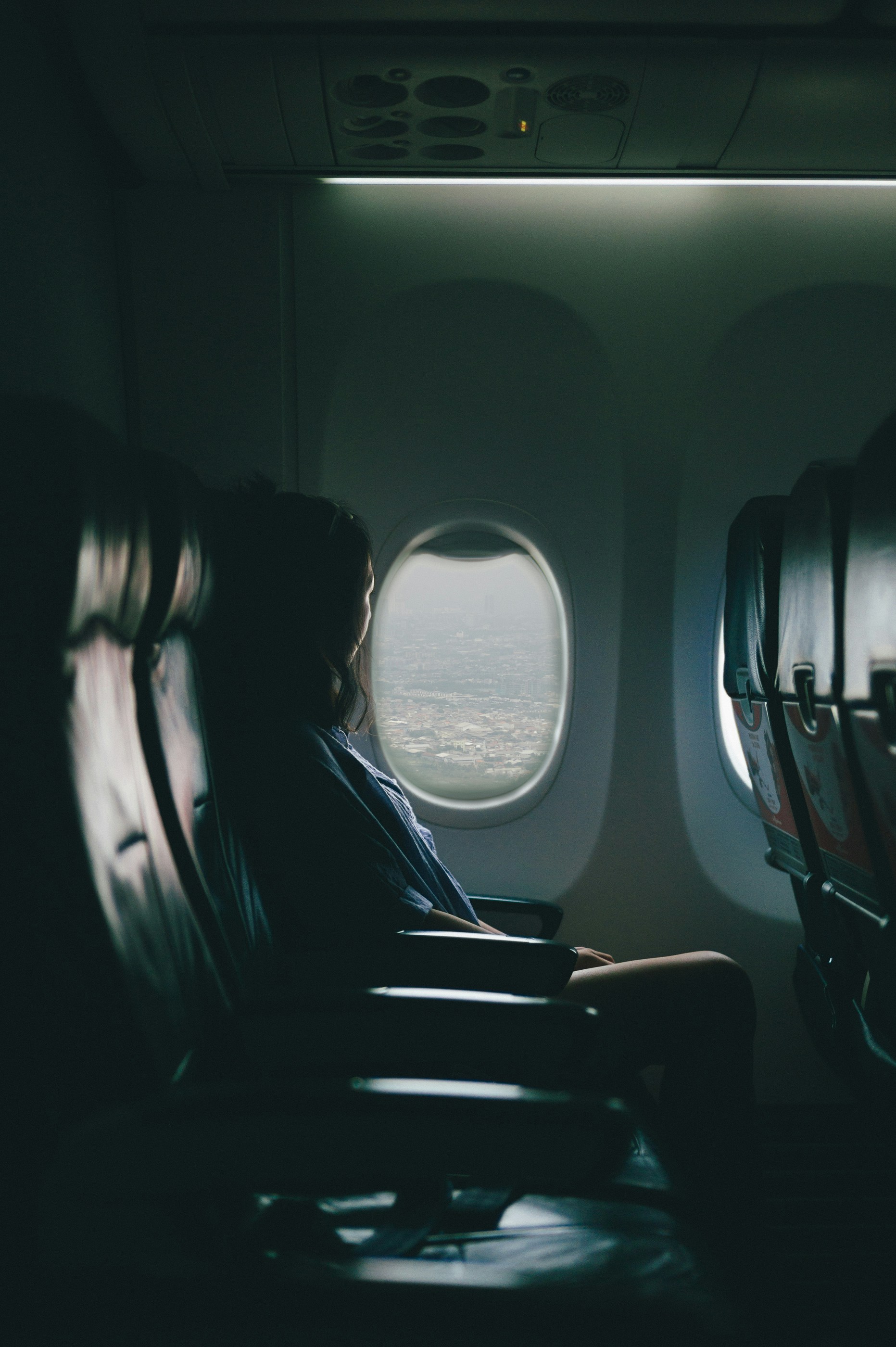 Une femme dans un avion. | Photo : Unsplash