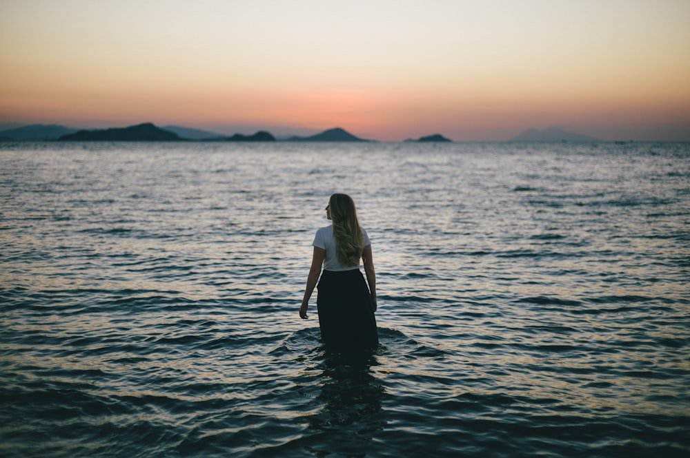 donna che cammina sullo specchio d'acqua