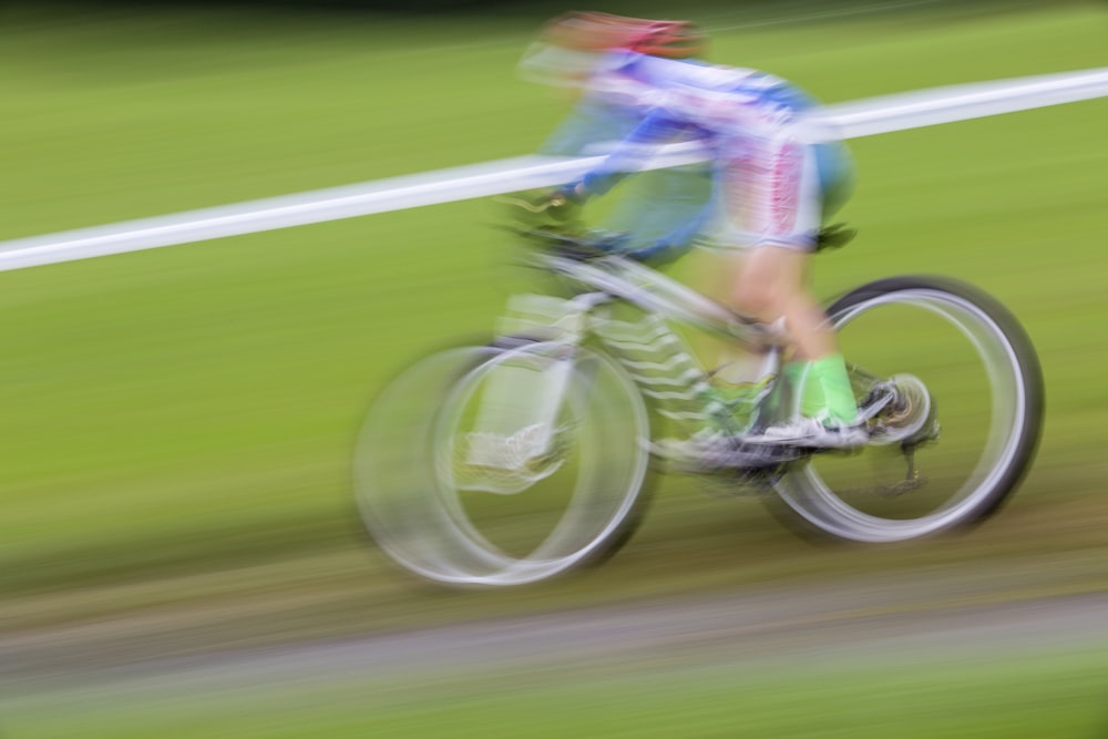 Persona in bicicletta su campo verde