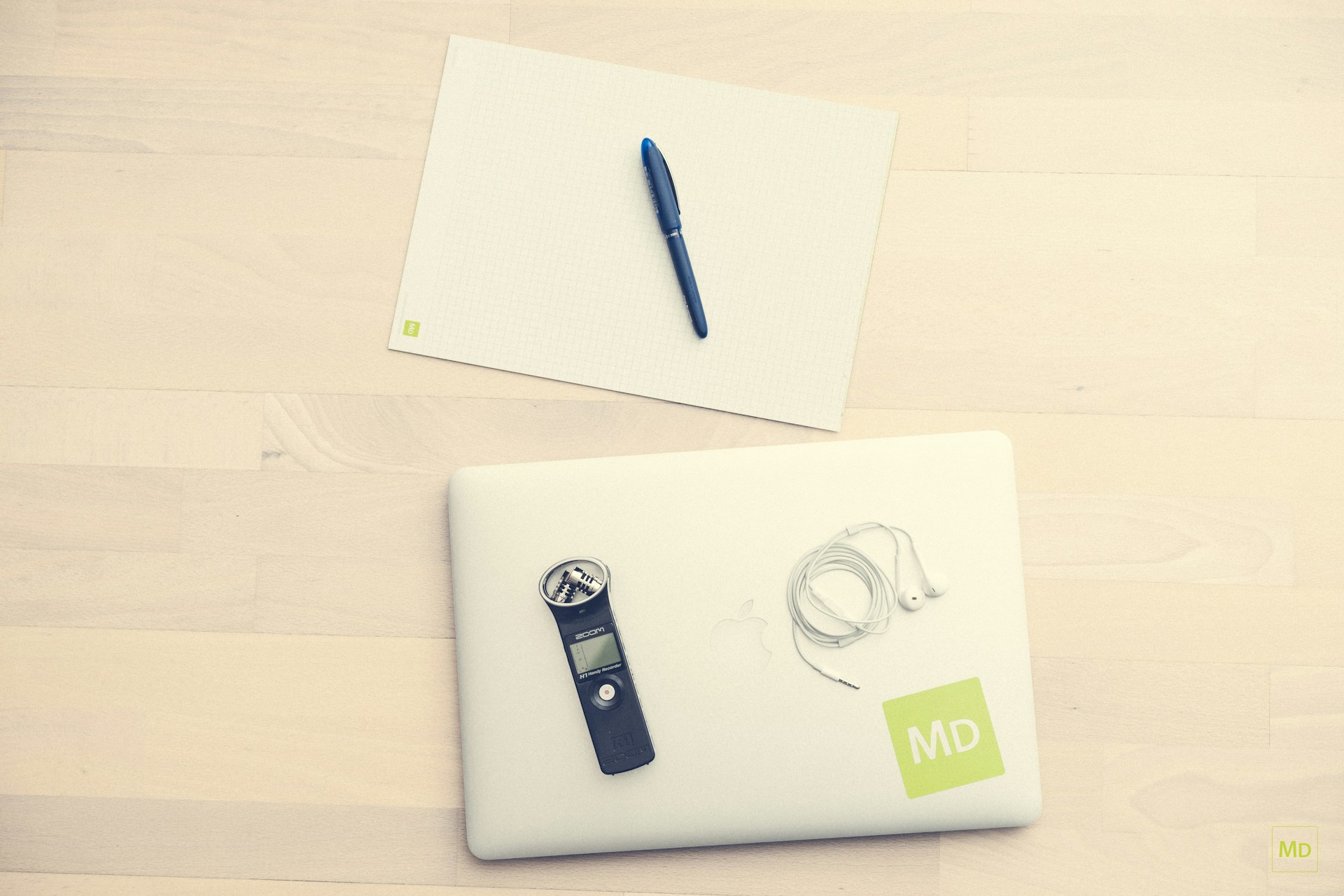 gray computer monitor