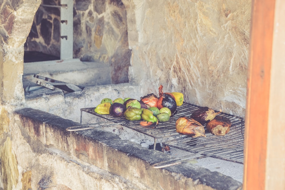 churrasqueira de legumes verdes e marrons