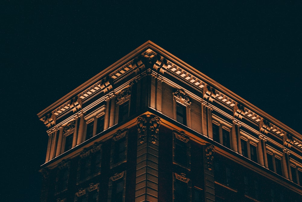 Vista de gusano del edificio durante la noche